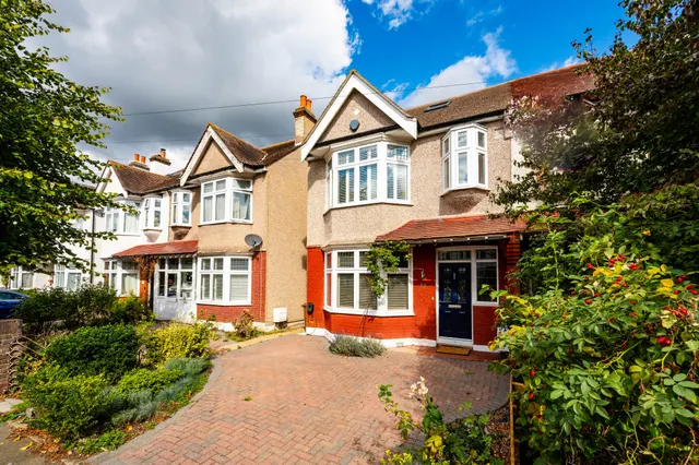 53 Camberley Avenue, London, photo 1