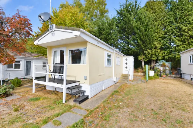 1 bedroom park home, Rose Park, Addlestone, KT15