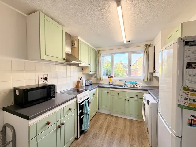 School Lane, Surrey Egham, TW20, photo 3