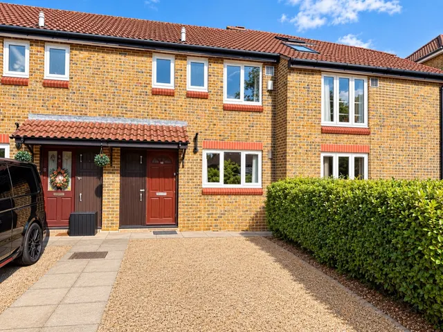 School Lane, Surrey Egham, TW20, photo 1