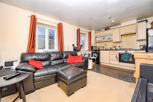 Photo 3 — Peppercorn Way, Dunstable, Bedfordshire, LU6