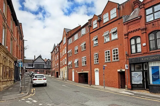 11 Kingsway, Altrincham, Cheshire WA14 1PS, photo 1