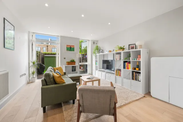 Bushey Road, Wimbledon Chase, SW20, photo 2