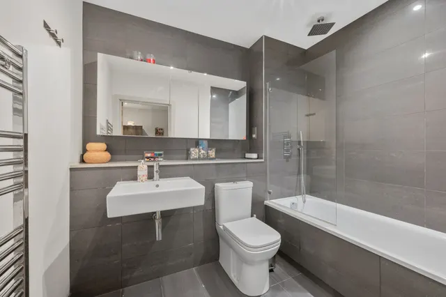 Bushey Road, Wimbledon Chase, SW20, photo 3