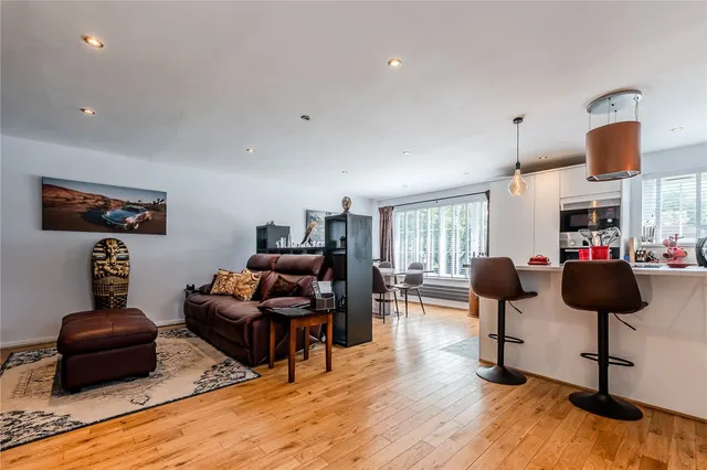 Scott Hall Road, Leeds, LS17, photo 2