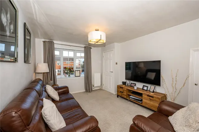 Photo 2 — Stoneleigh Close, Oakenshaw South, Worcestershire, B98 7YW