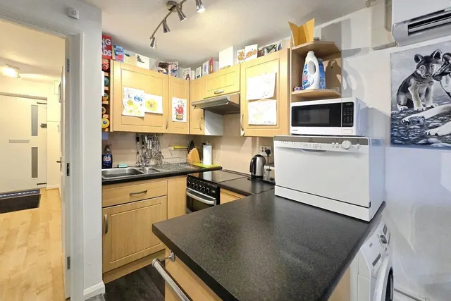 Photo 3 — Highview, Mulgrave Way, Knaphill, Woking, GU21 2BX