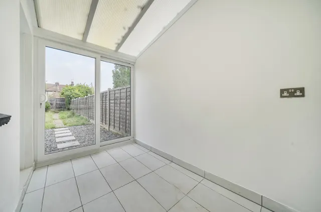 Photo 3 — Oak Road, Erith, DA8
