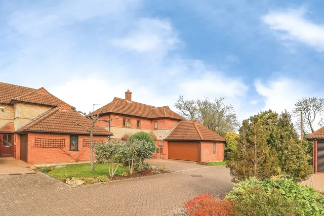 Oakley Gardens, Downhead Park, Milton Keynes, Buckinghamshire, MK15, photo 1
