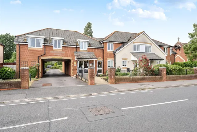 Padnell Road, Cowplain, PO8, photo 1