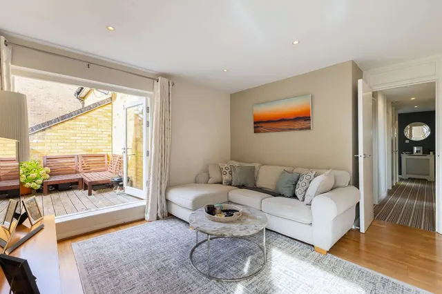 Photo 2 — Holm Oak Close, Putney, London, SW15 2UN