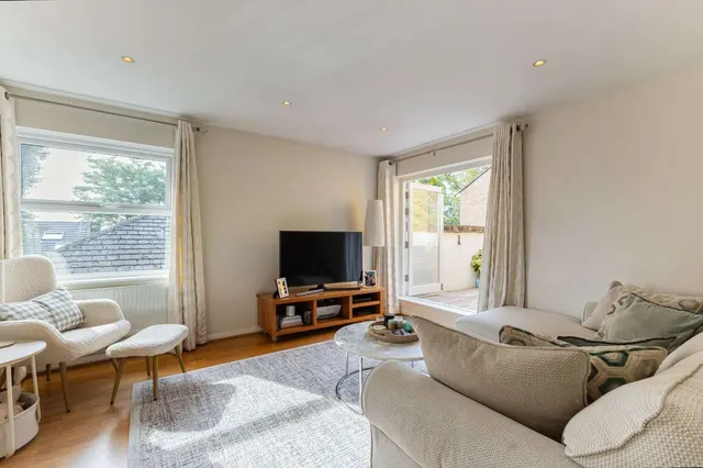 Photo 3 — Holm Oak Close, Putney, London, SW15 2UN