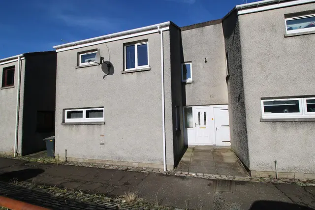 4 bedroom house — Tiree Drive, Cumbernauld, G67 1NX