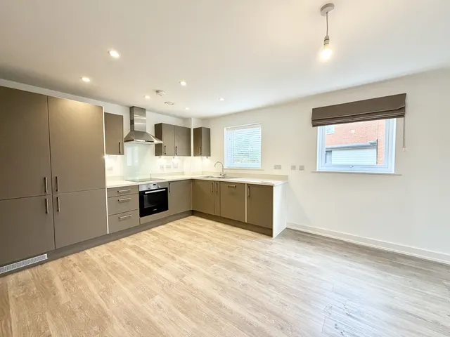 Turnpike Lane, RH12, photo 3