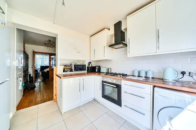 Photo 3 — 398 Allenby Road, Southall