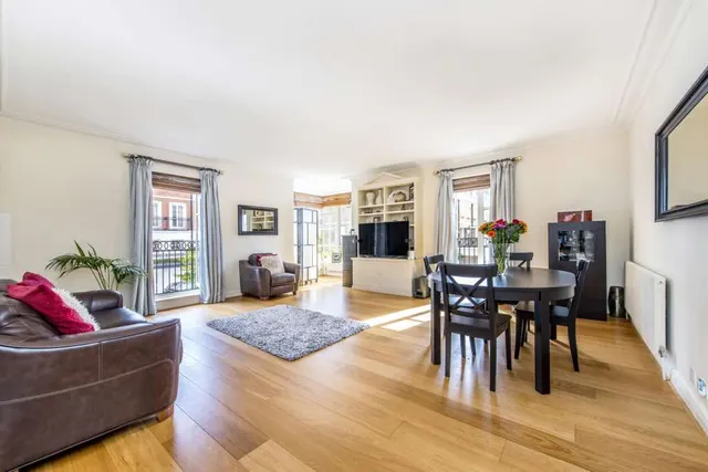 2 bedroom flat, Oak Lodge, Kensington Green, W8