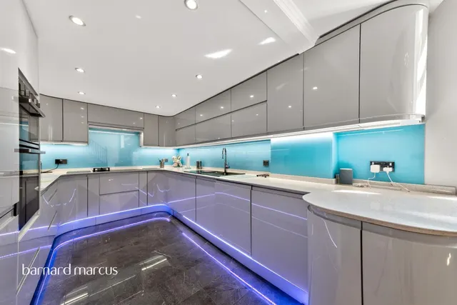 Royal Drive, London, N11, photo 2