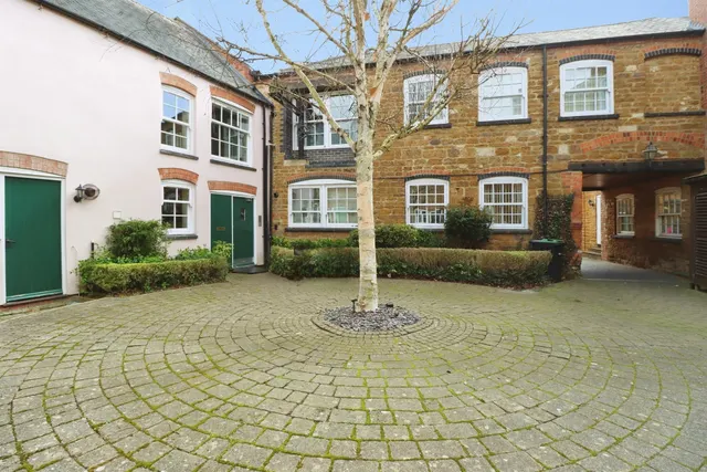 Sarjeant Court, Rothwell, Kettering, photo 1