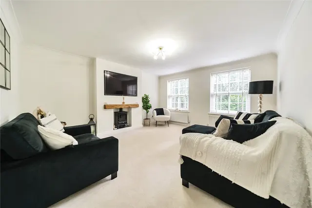 Fairfield Court, Leeds, LS17, photo 3