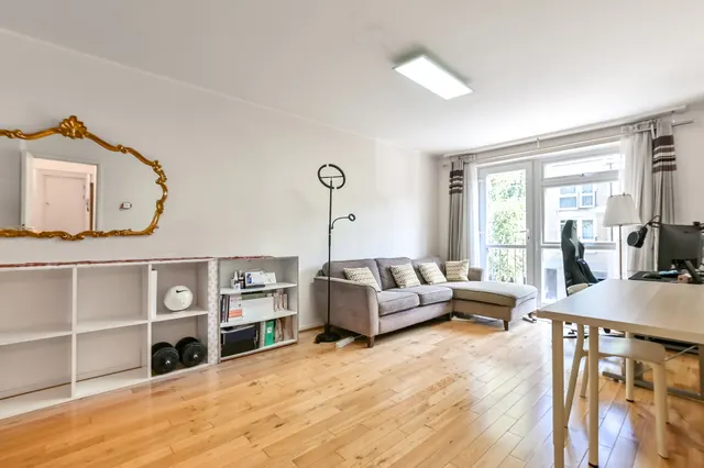 Photo 2 — 51 Chester Close South, London