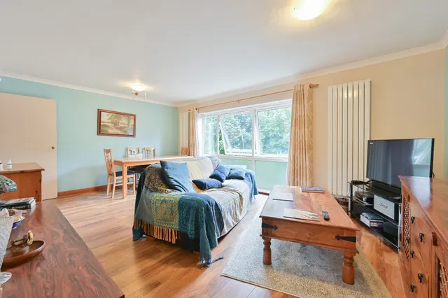 Photo 2 — Flat 7, 10 Grandfield Avenue, Watford