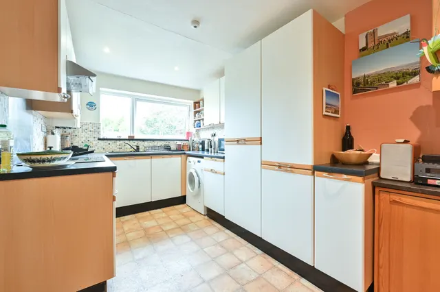 Photo 3 — Flat 7, 10 Grandfield Avenue, Watford
