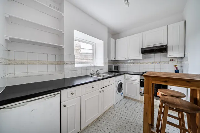 Photo 3 — Flat 3, 107 Mill Hill Road, London