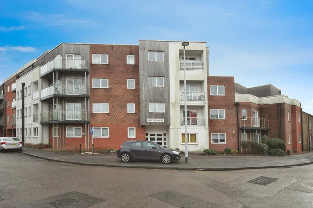 Highview Court, LU2, photo 1