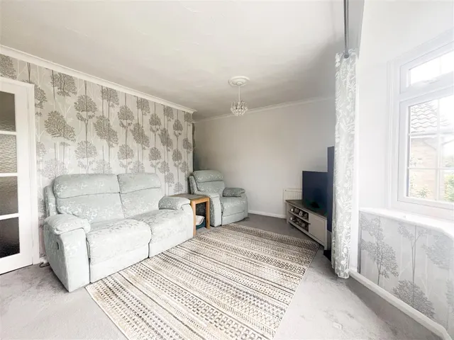 Photo 2 — Swaines Way, Heathfield, TN21 0AL
