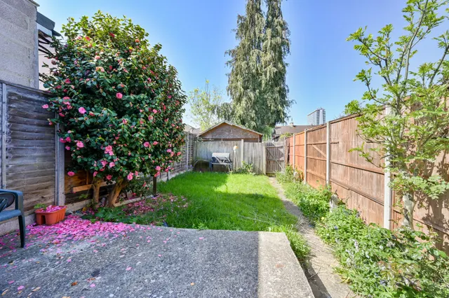 Photo 2 — 22 Meadway, Surbiton