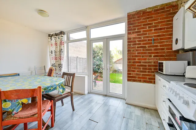 Photo 3 — 22 Meadway, Surbiton