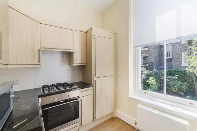 Photo 3 — Langton Street, Chelsea