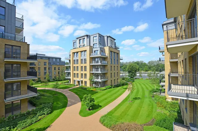 Pinewood Gardens, Teddington, TW11, photo 2