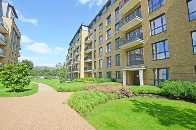 Pinewood Gardens, Teddington, TW11, photo 1