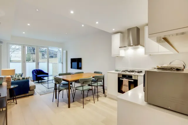 Photo 2 — Flat 4, 397 Clapham Road, London