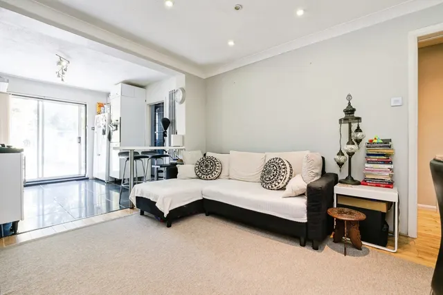 Photo 2 — Ballards Road, DAGENHAM, Essex, RM10
