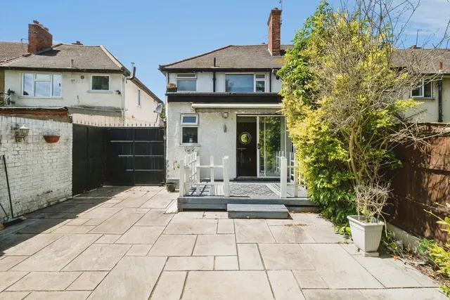 Photo 3 — Ballards Road, DAGENHAM, Essex, RM10