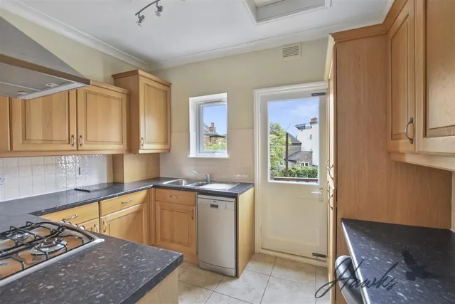 Mafeking Avenue, Brentford, TW8, photo 3