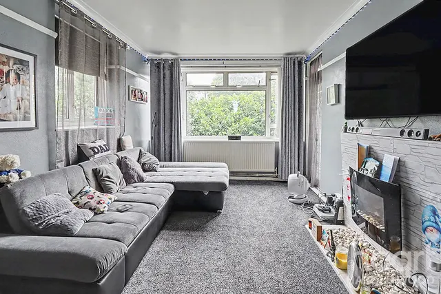 Trowbridge Road, Harold Hill, RM3, photo 2