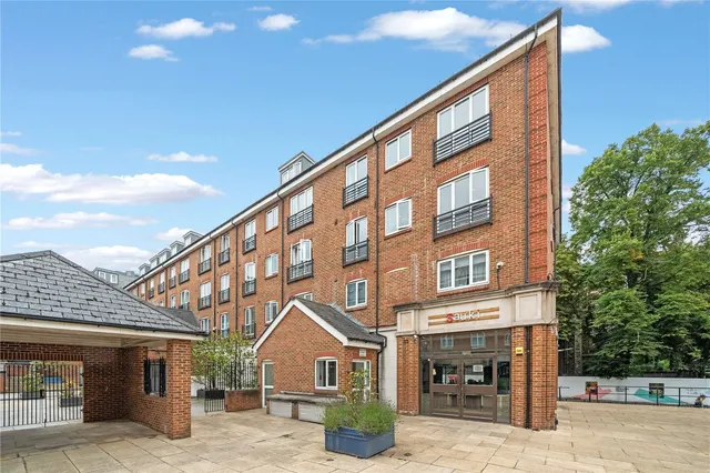 High Street, Brentford, TW8, photo 2