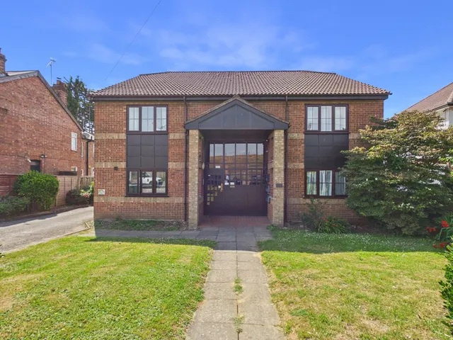 London Road, Ashford, TW15, photo 1