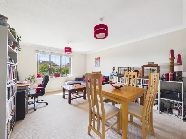London Road, Ashford, TW15, photo 2