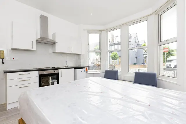 Ash Grove, London, NW2, photo 2