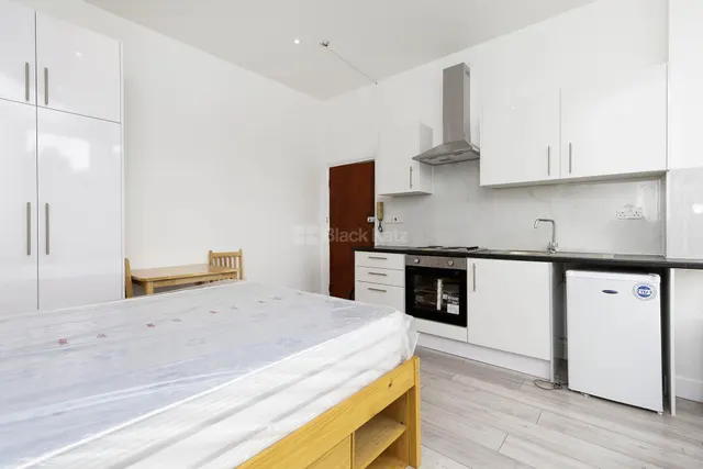 Ash Grove, London, NW2, photo 3
