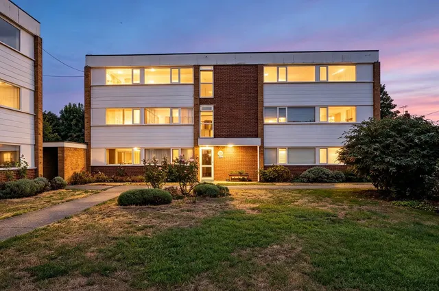 Hazelbank Court, Chertsey KT16 8PE, photo 1
