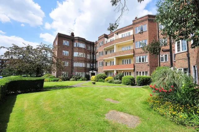 Photo 3 — 257 Chiswick Village, London