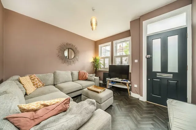 Myrtle Road, TW12, photo 2