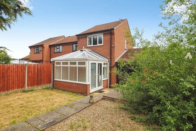 Photo 2 — Camdale Close, Beeston, Nottingham, NG9
