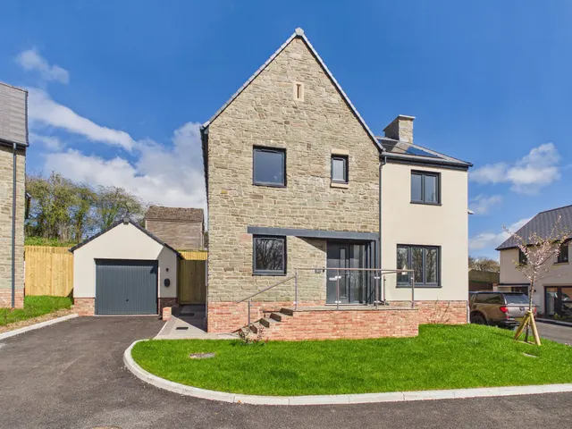 4 bedroom house, Drakestone Court, Cross Ash, NP7