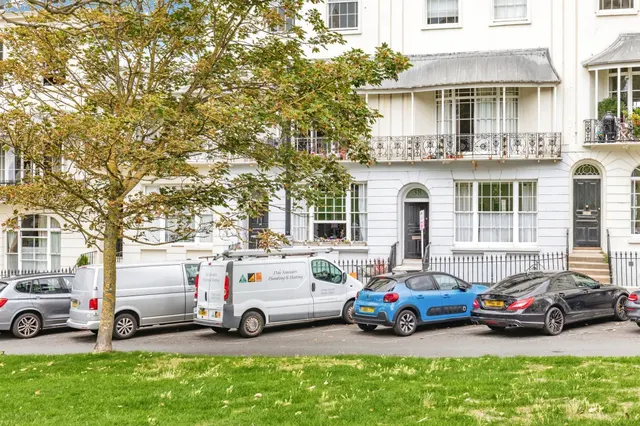 Wellington Square, Hastings, photo 1